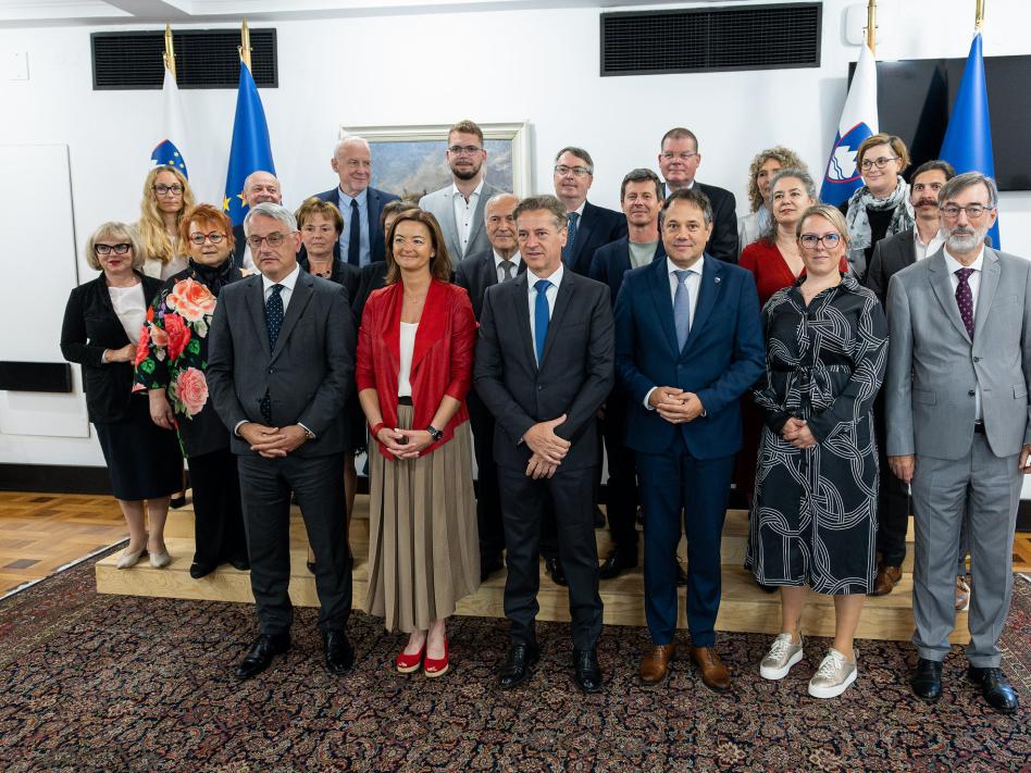 Slika: Člani Svet Vlade Republike Slovenije za Slovence v zamejstvu | Avtor: Foto: Žan Kolman / Kabinet predsednika vlade